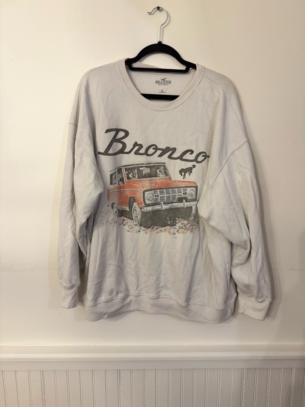 Hollister Men's Cream Crewneck with Orange Bronco Truck Graphic